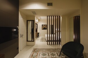 Tradicionális lakosztály | Prémium ágynemű, pehelypaplan, kényelmi párnázat és minibár