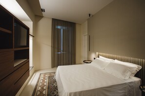 Junior Studio Suite | Premium bedding, down duvets, pillow-top beds, minibar