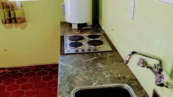 Køleskab, mikrobølgeovn, kogeplade, elkedel