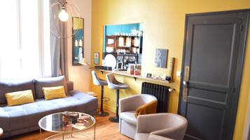 Smart-TV, Videospiele, DVD-Player, Tischfußball