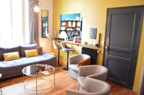 Smart-TV, Videospiele, DVD-Player, Tischfußball