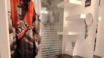 Badewanne, Haartrockner, Handtücher, Seife