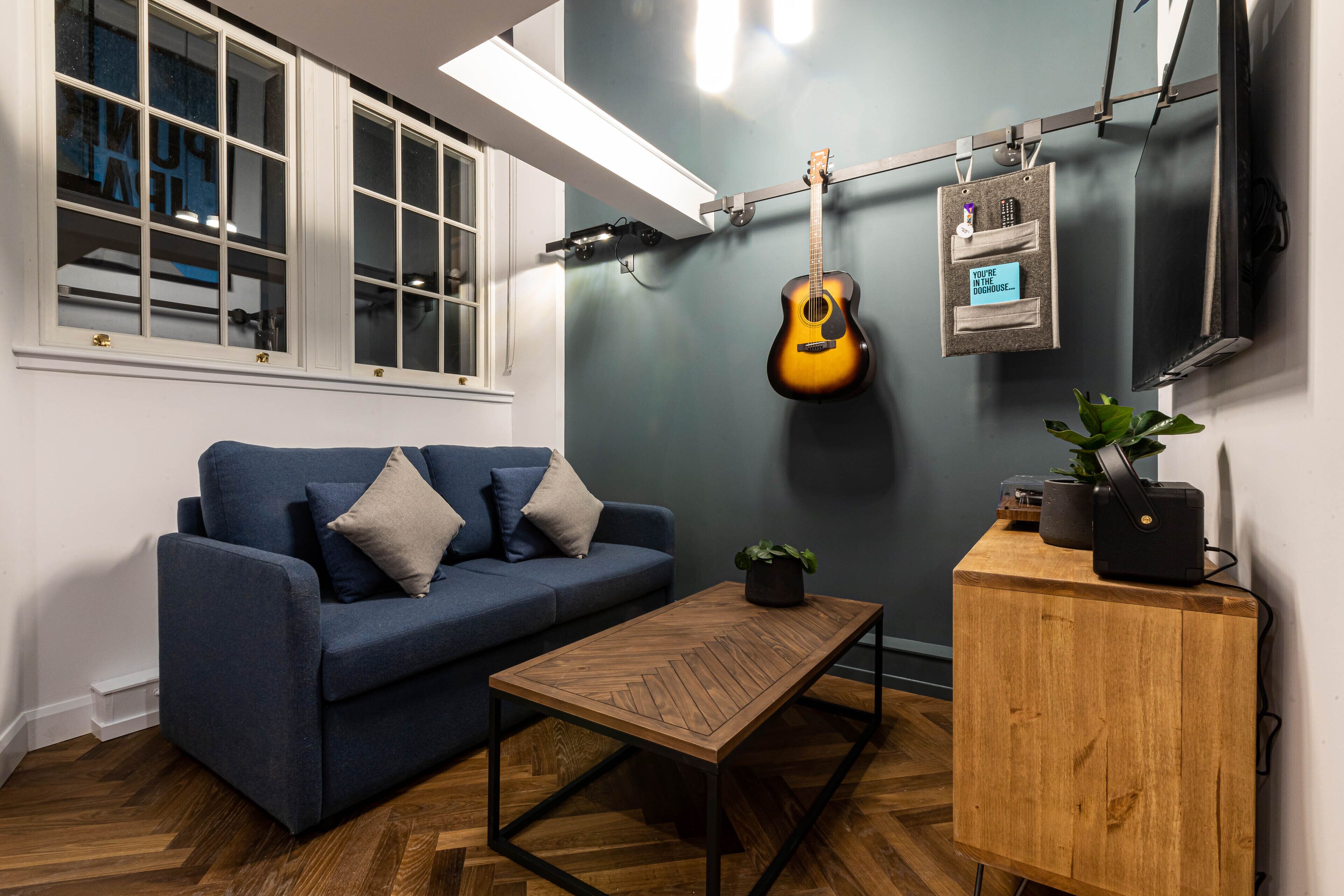 brewmaster's suite | living area | 33-inch plasma tv with digital channels, tv