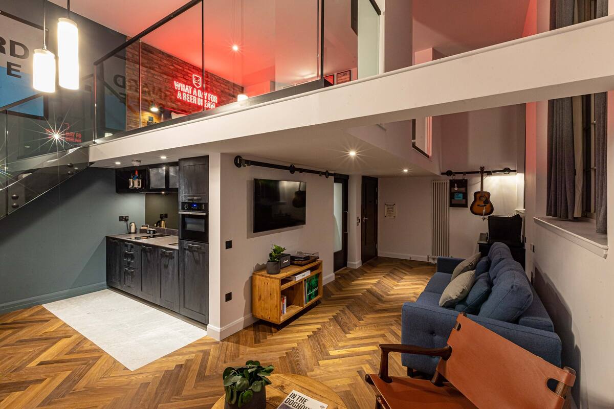 captain's suite | living area | 33-inch plasma tv with digital channels, tv