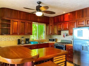 ثلاجة، ميكروويف، فرن، موقد طهي مسطح