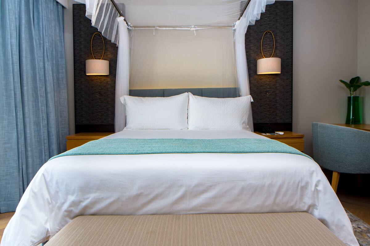 Deluxe Room | Peti besi dalam bilik, meja, ruang kerja komputer riba 