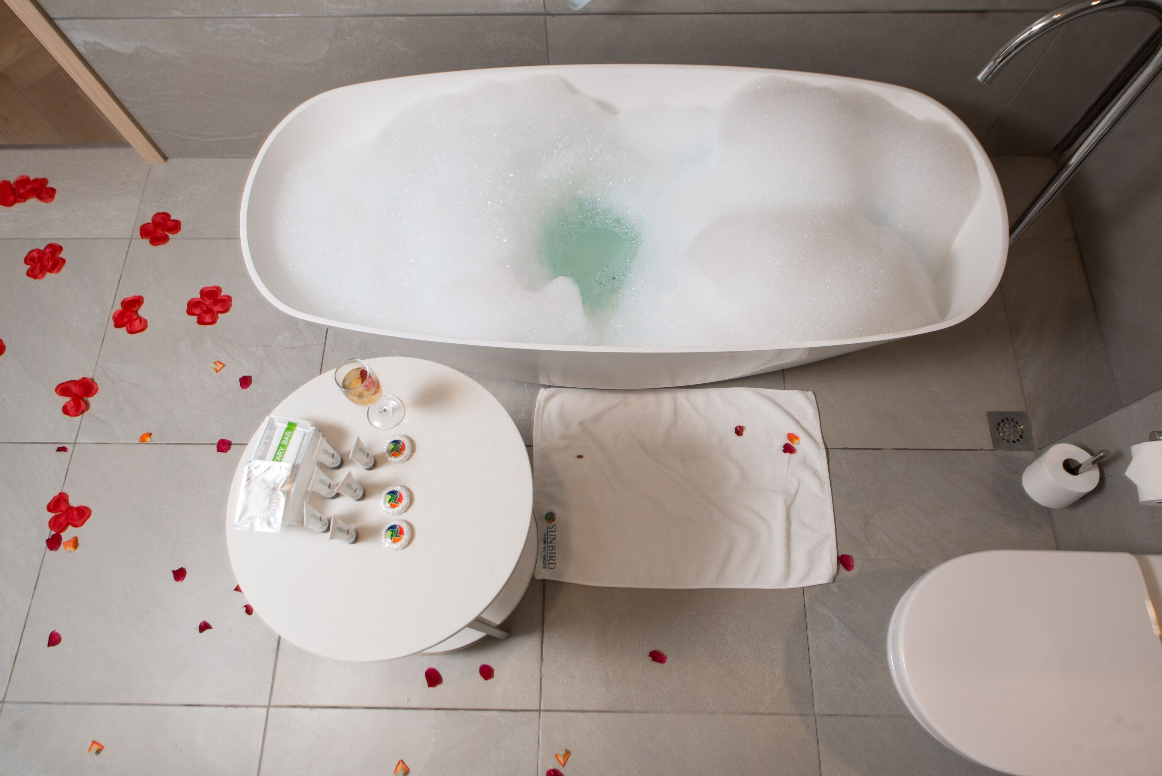 Un baño con bañera, inodoro y lavamanos.