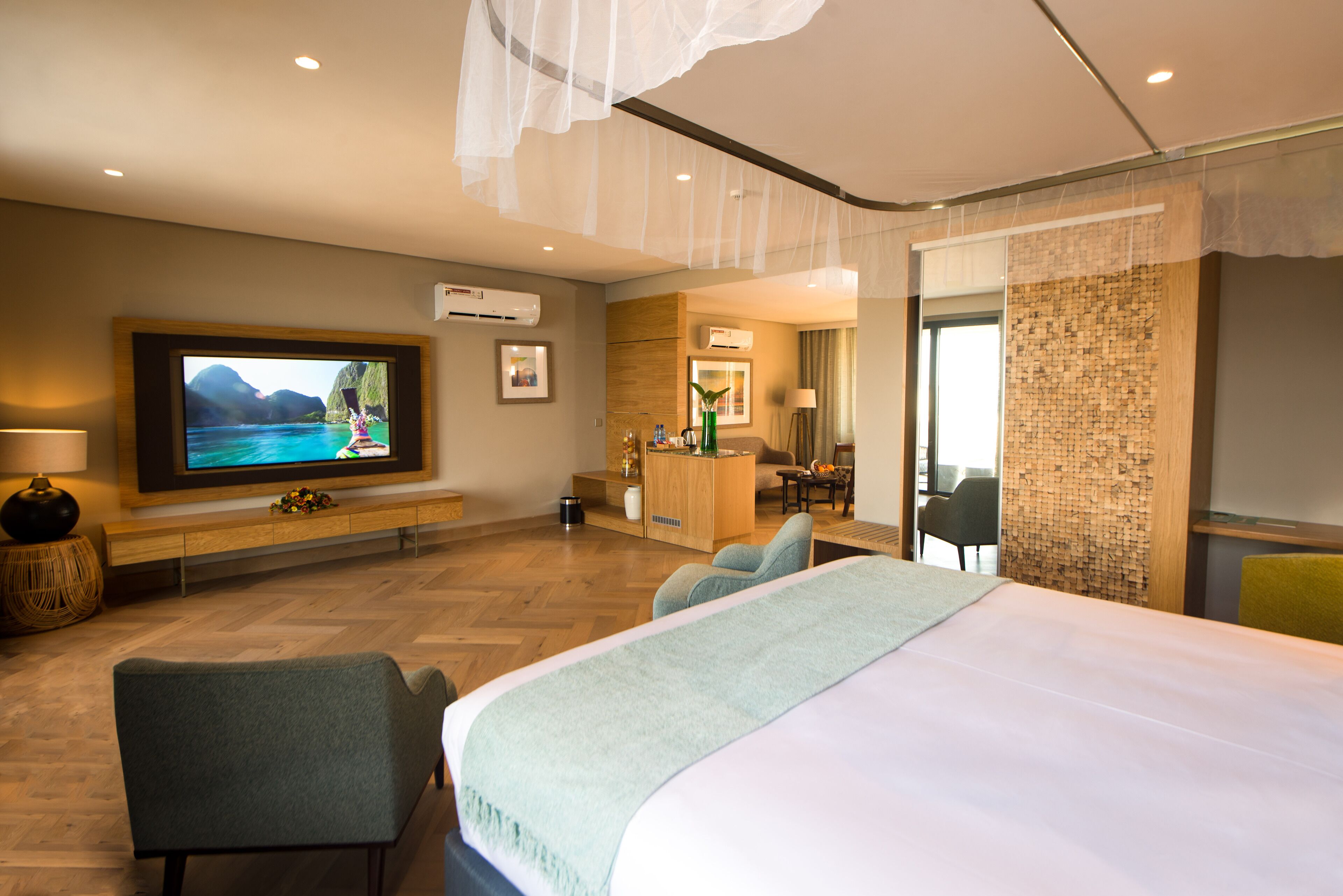 Estudio | Caja fuerte, escritorio, espacio para trabajar con un portátil