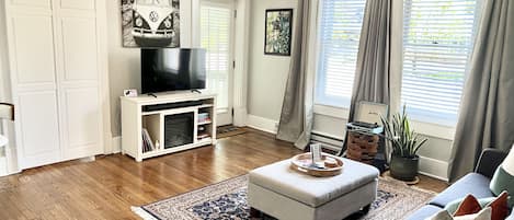 Smart TV, chimenea, libros y biblioteca musical
