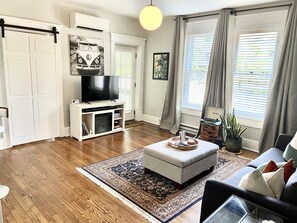 Smart TV, fireplace, books, music library - Near Belmont & VUMC · 1BR Sleeps 4 · 1920s Condo (Nashville)
