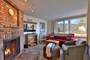 TV, fireplace, DVD player - How to Lose Your Ski Pass in 10 Days with Mountain Views on Shuttle Route A1 (Killington)