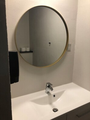 Shower, towels - Sønderborg City Hostel (Sønderborg)