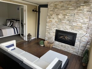 7 bedrooms, desk, iron/ironing board, WiFi - 'Dahlia Views' - the ultimate family entertainer (Dromana)