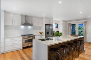 Fridge, microwave, oven, dishwasher - 'Dahlia Views' - the ultimate family entertainer (Dromana)
