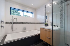 Ducha y bañera combinadas, bañera de hidromasaje y secador de pelo