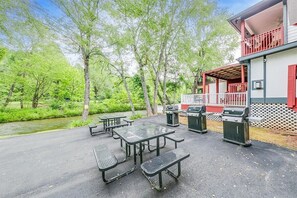 Outdoor dining - Alpine River Suite #401| 1 BR| Helen| on River (Helen)