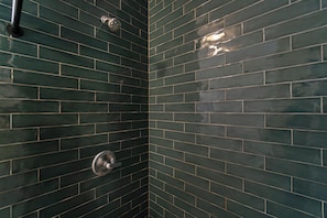 Baignoire, sèche-cheveux