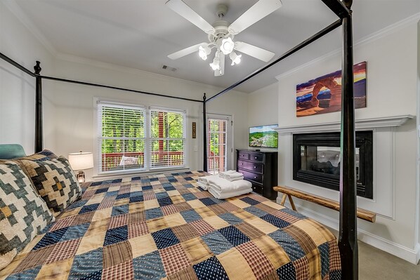 1 bedroom, desk, iron/ironing board, free WiFi - Alpine River Suites #401 - Cozy Riverfront Condo w/Overlooking River in Downtown (Helen)