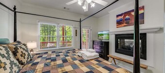 Alpine River Suites #401 - Cozy Riverfront Condo