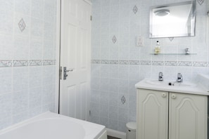 Bañera, secador de pelo y toallas