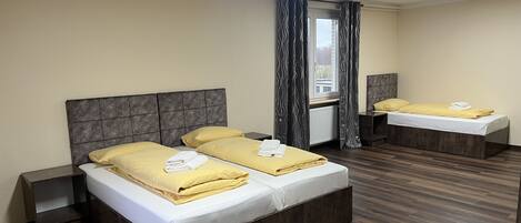 Skrivbord, mörkläggningsgardiner, gratis wi-fi och sängkläder