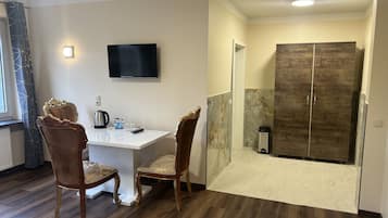 Deluxe Triple Room | Desk, blackout drapes, free WiFi, bed sheets