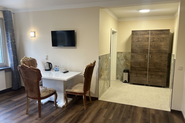 Deluxe Triple Room | Desk, blackout drapes, WiFi (free), bed sheets
