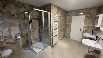 Dusche, Haartrockner, Handtücher