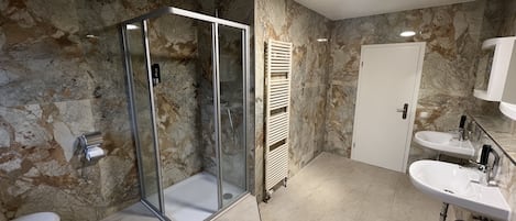 Dusche, Haartrockner, Handtücher