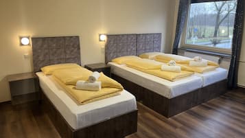 Escritorio, cortinas blackout, wifi gratis y ropa de cama