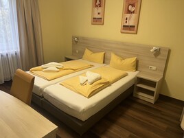 高级双人房 | 办公桌、遮光窗帘、免费 WiFi、床单