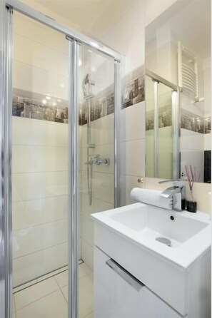 Shower, hair dryer, towels, soap - Elite Apartments Sopot Marine (Sopot)