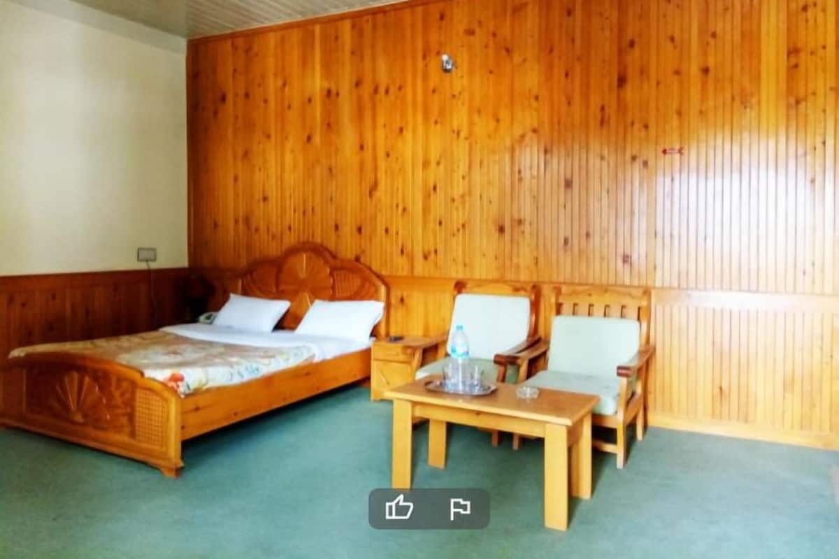 Habitación estándar doble | Tabla de planchar con plancha, wifi gratis, ropa de cama