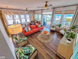 Smart TV, books - Treat Yo Self - Hot tub, Elevator and OCEAN VIEWS! (Surf City)