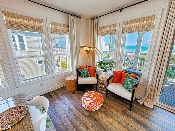 Smart TV, books - Treat Yo Self - Hot tub, Elevator and OCEAN VIEWS! (Surf City)