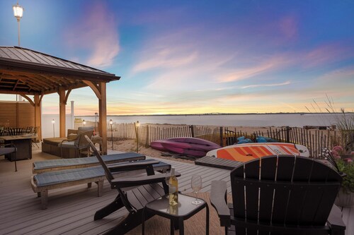 Beachfront Sunsets on the Water at Oakwood Beach