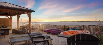Beachfront Sunsets on the Water at Oakwood Beach