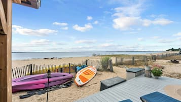 Plage, chaises longues, serviettes de plage