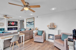 Téléviseur connecté, foyer, livres, sélection de musique