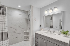 Combined shower/bathtub, hair dryer, towels, soap - Beachfront Sunsets on the Water at Oakwood Beach (Salem)