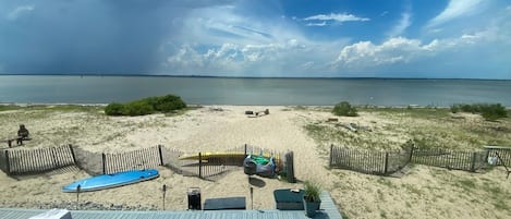 Aan het strand, ligstoelen aan het strand, strandlakens