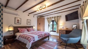 A bedroom with a wooden bed, a desk, a chair, and a TV. - Villa Viara in Rural Pchelnik (Pchelnik)