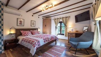 4 bedrooms, desk, iron/ironing board, free WiFi