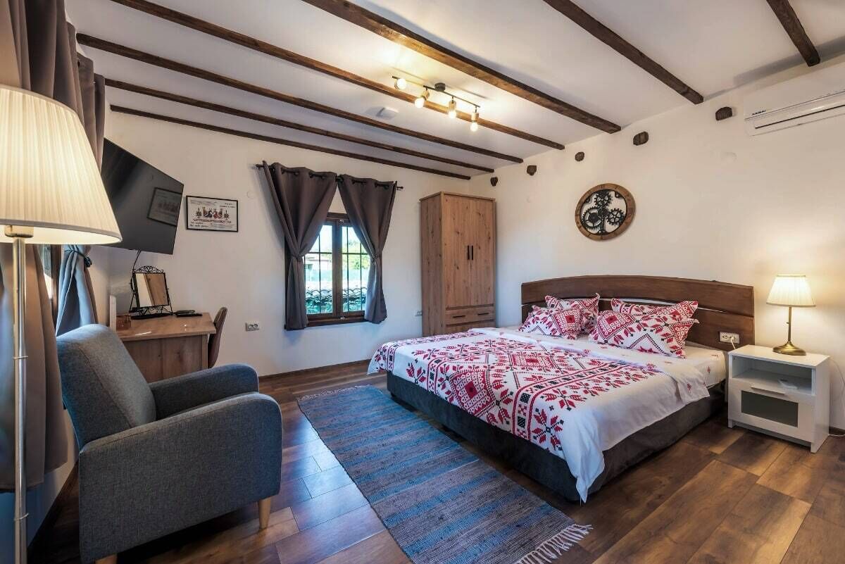 5 bedrooms, desk, iron/ironing board, travel cot