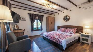 5 bedrooms, desk, iron/ironing board, travel cot