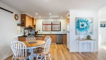 Fridge, stovetop, dishwasher, cookware/dishes/utensils