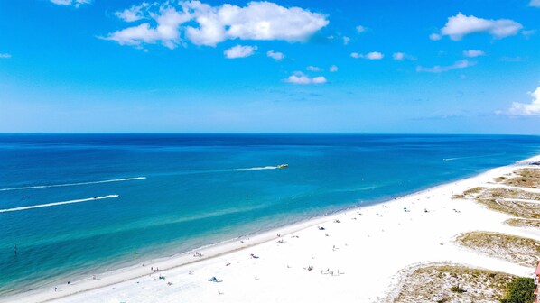 Plage, parasols
