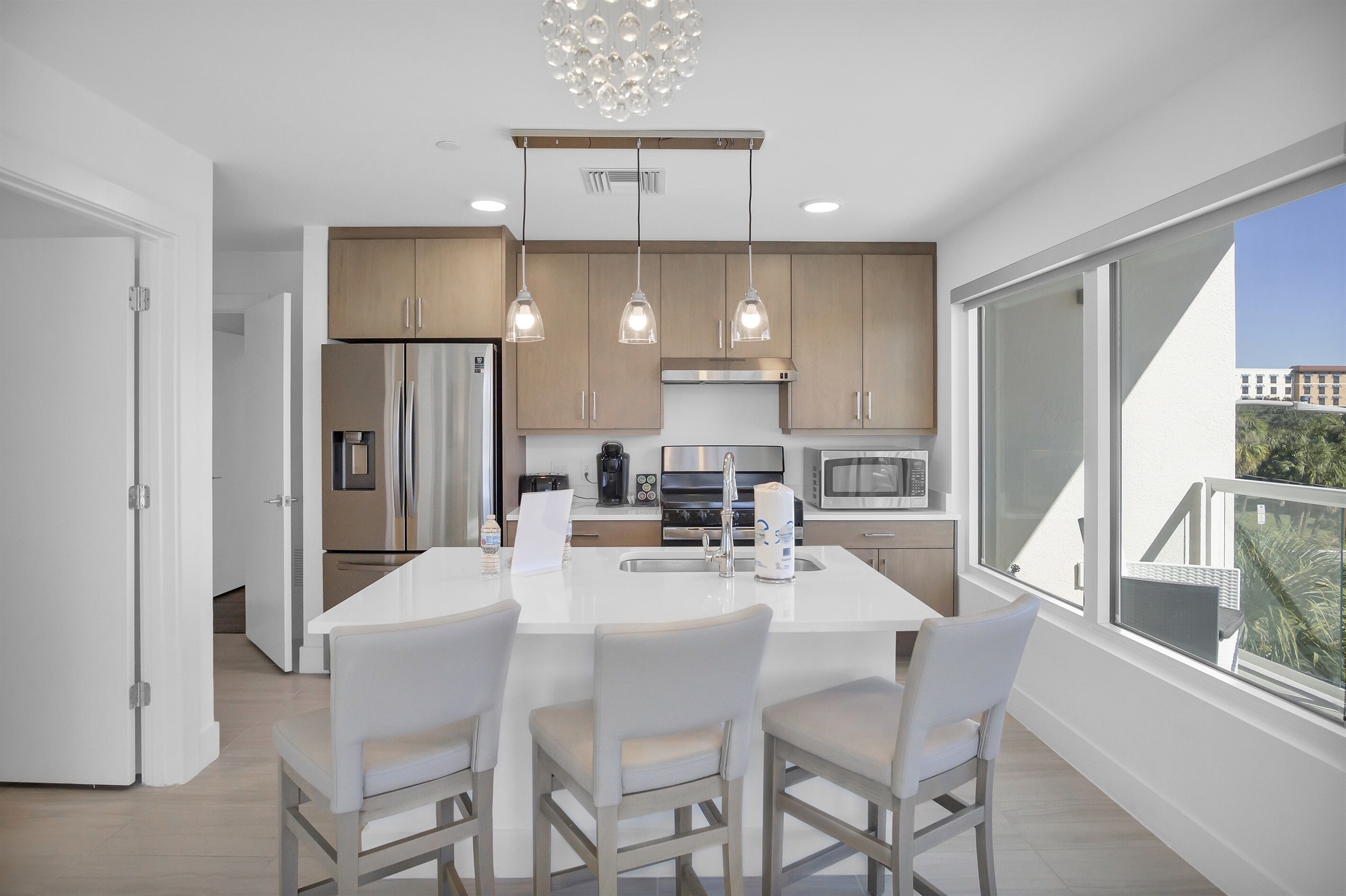 冷蔵庫、電子レンジ、オーブン、コンロ