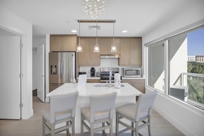 Kylskåp, mikrovågsugn, ugn och spishäll