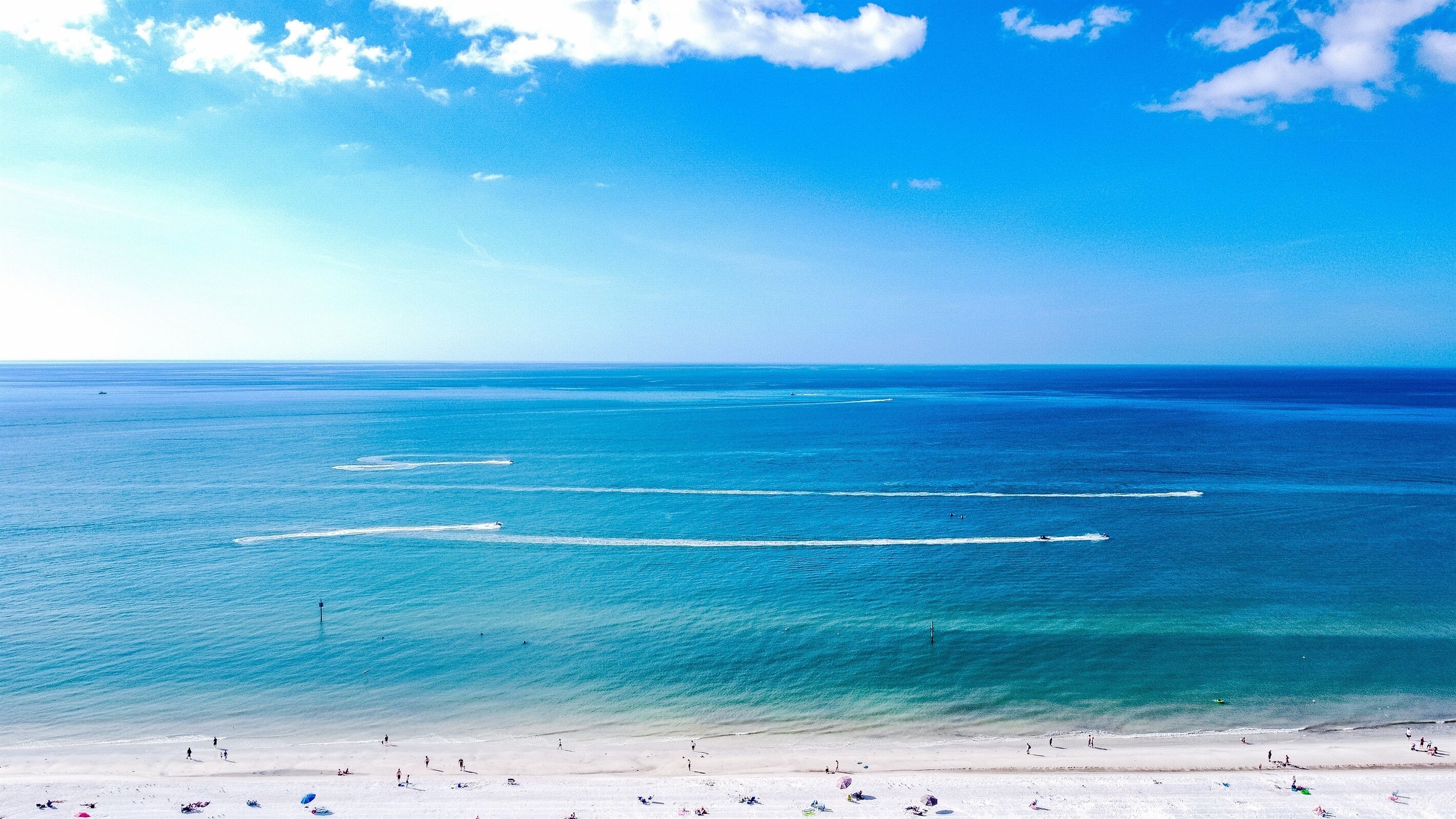 在海滩、海滩遮阳伞